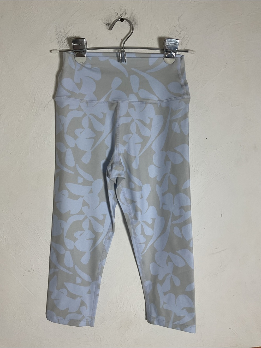 Sage Collective High Waisted Floral Capri Leggings Size XS Light Blue Gray NWOT
